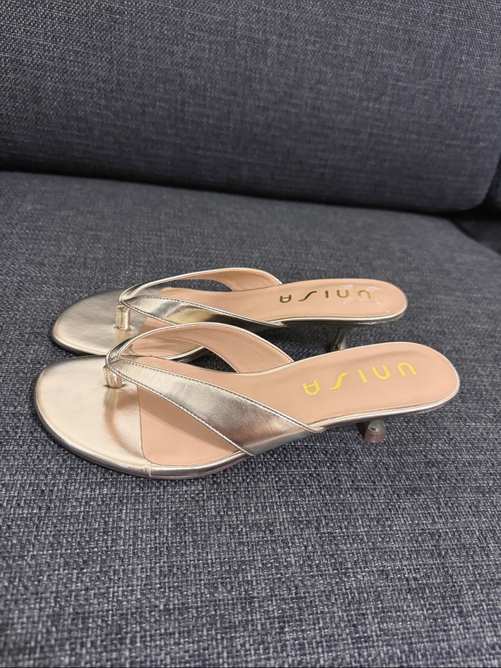Unisa NEW Size 8 1/2M Gold Metallic Thong Kitten Heel Sandals - Picture 3 of 5
